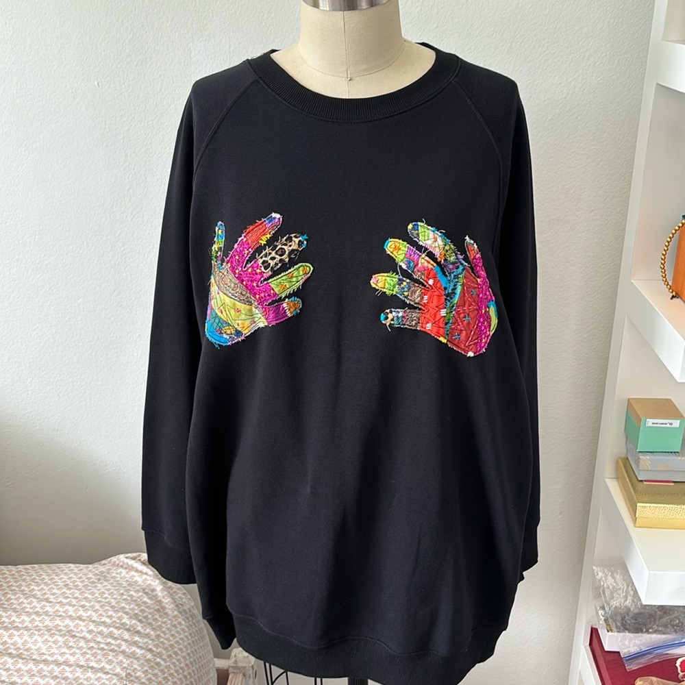 VÄLËRÏNÄ Black Crew Neck Sweatshirt Size 1X